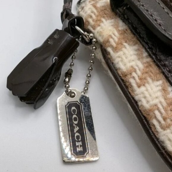 Pristine 2005 Coach Wool Houndstooth & Suede Turn-lock Wristlet - Picture 2 of 10
